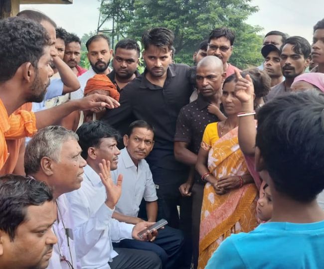 प्रभावितों से जानकारी लेते बाघमारा विधायक